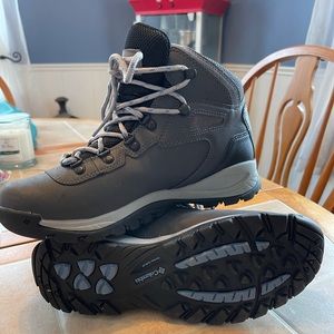 Columbia hiking boots 9.5